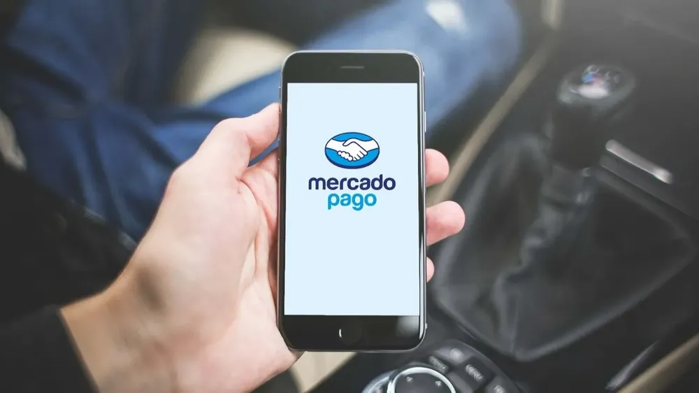 Imagen en la que se muestra un celular con aplicación de Mercado Libre