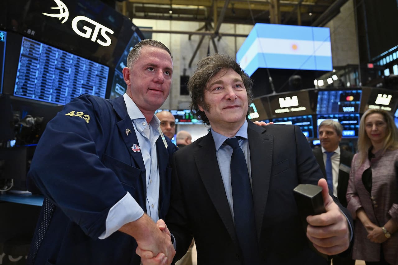 Imagen en la que se ve la visita de Javier Milei a la Bolsa