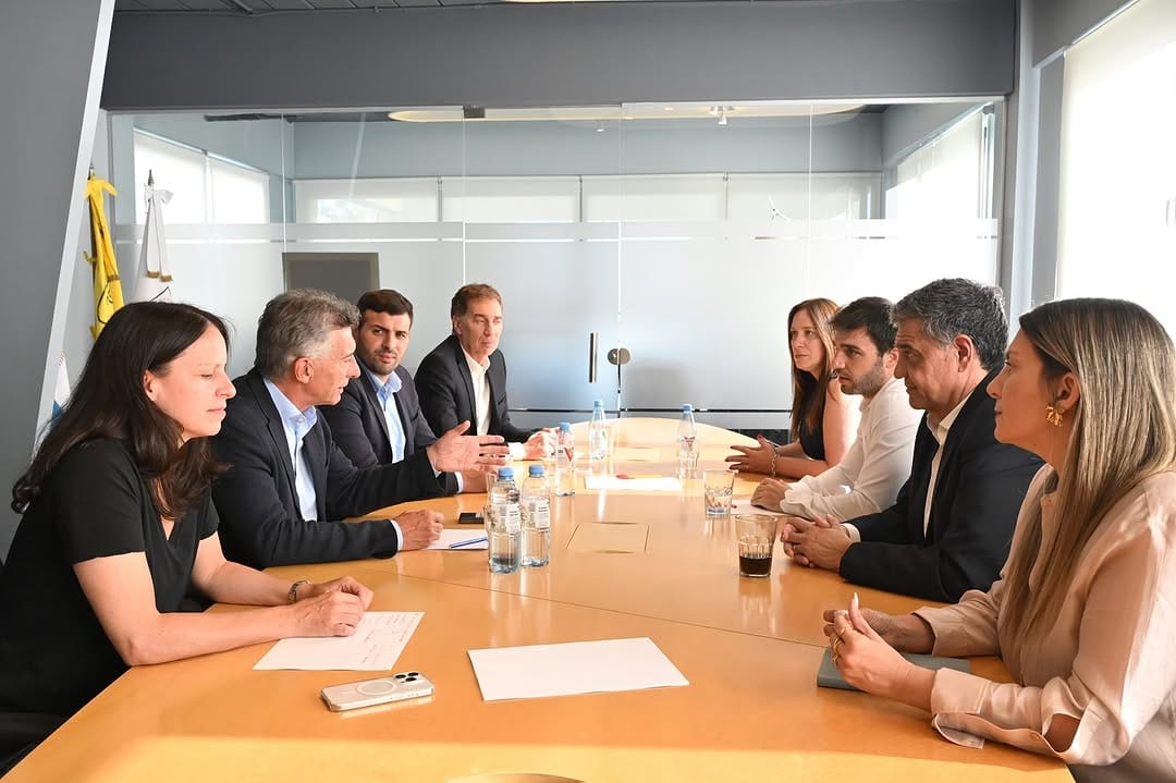 imagen en la que se muestra la reunión del PRO