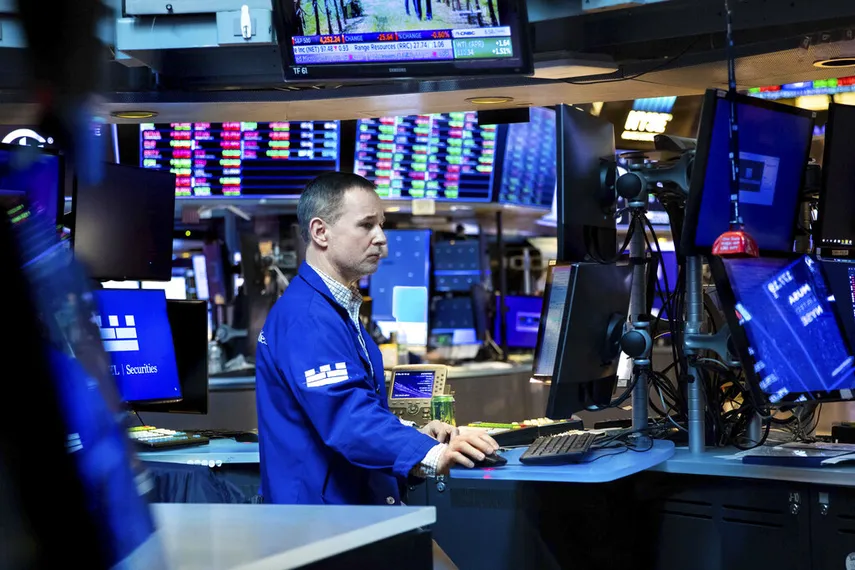 Imagen en la que se ve un operador de la bolsa de Wall Street