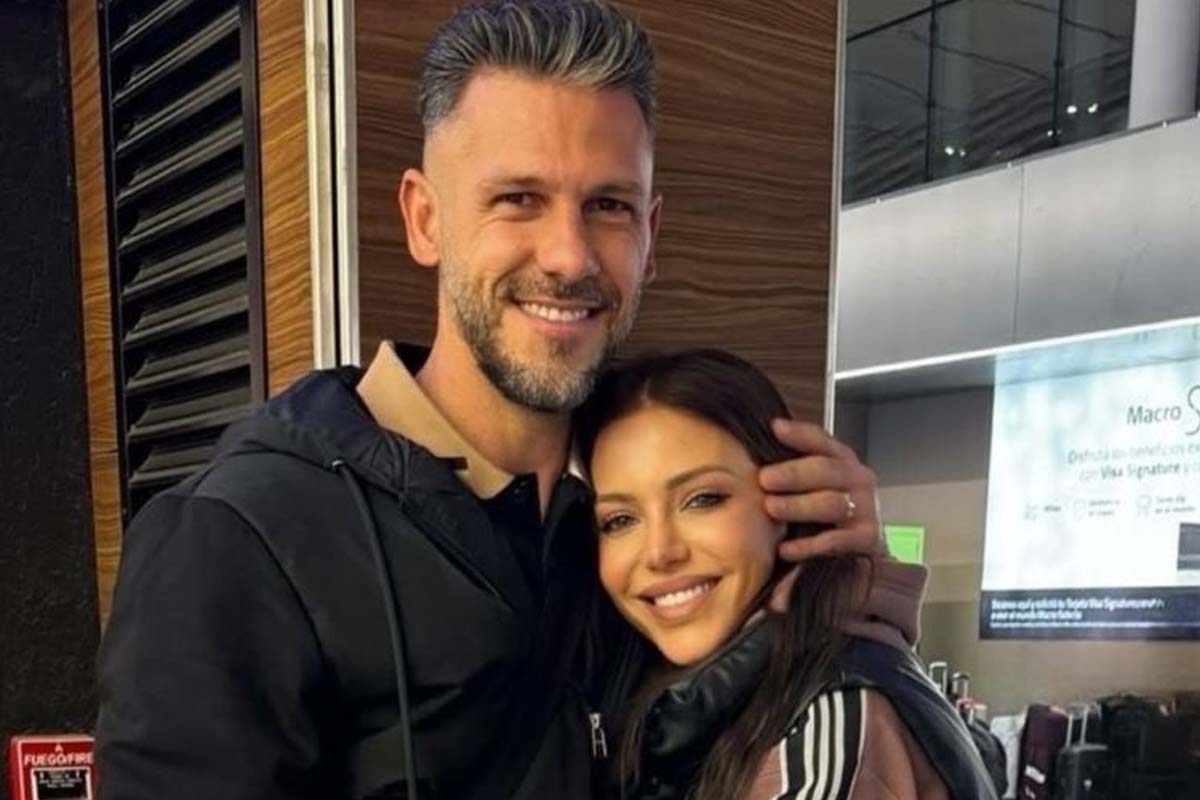 Martín Demichelis abrazando a Evangelina Anderson.