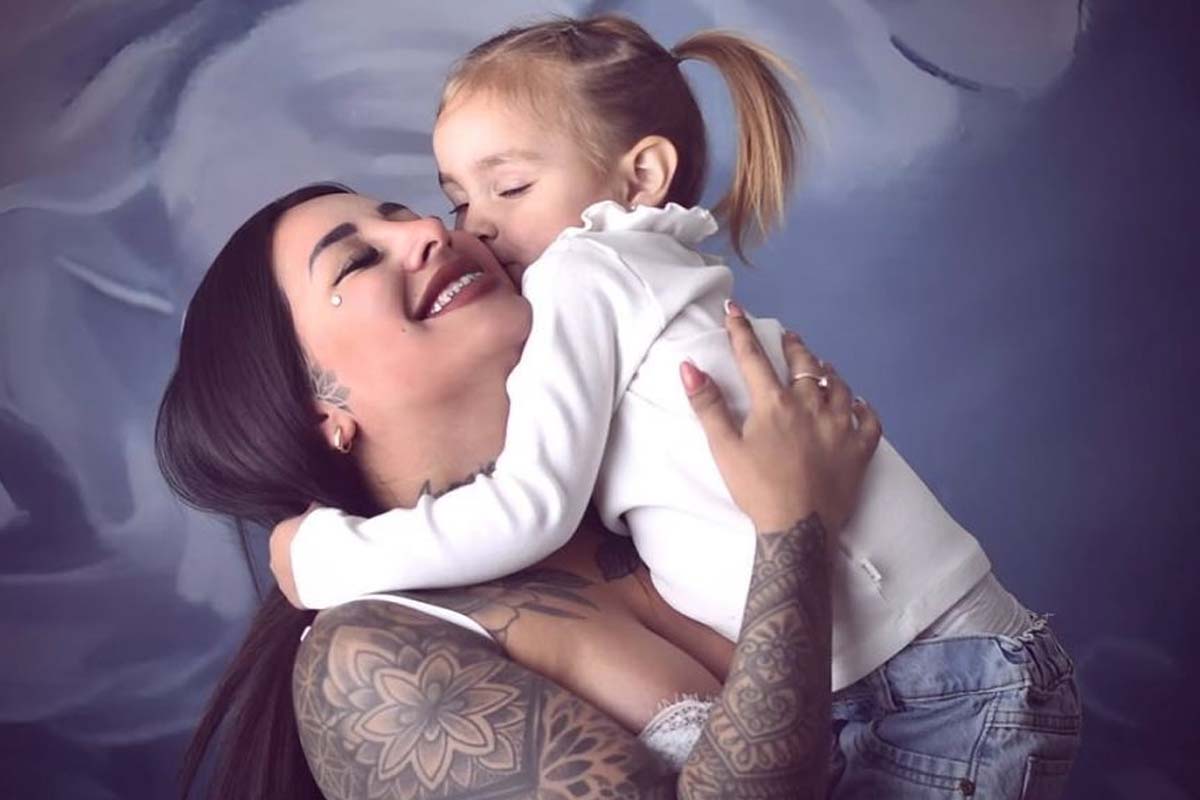 Tamara Báez con su hija que comparte con L-Gante, Jamaica.