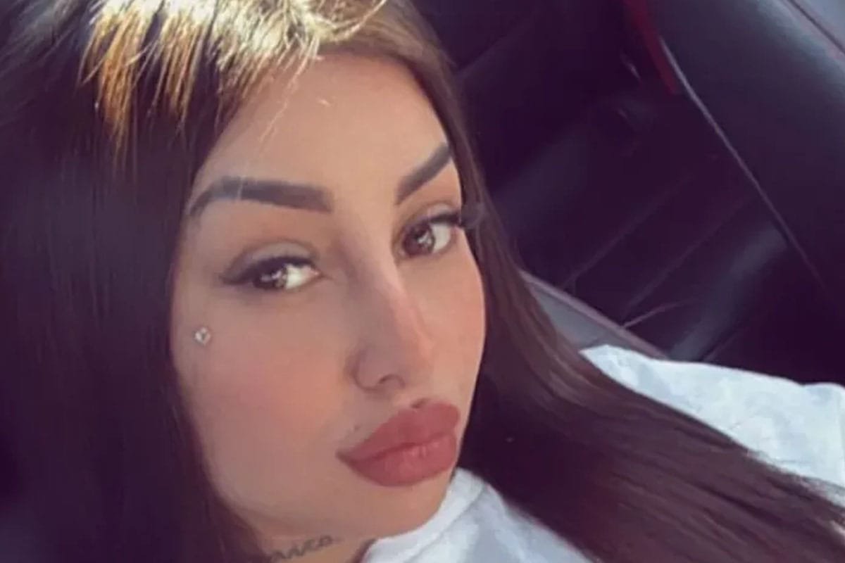 Foto de Tamara Baez dentro de un auto.