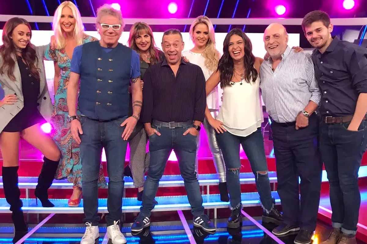 Foto del equipo de "Bendita TV" en El Nueve.