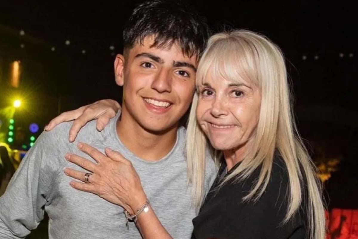 Foto de Benjamin Agüero junto a su abuela, Claudia Villafañe.