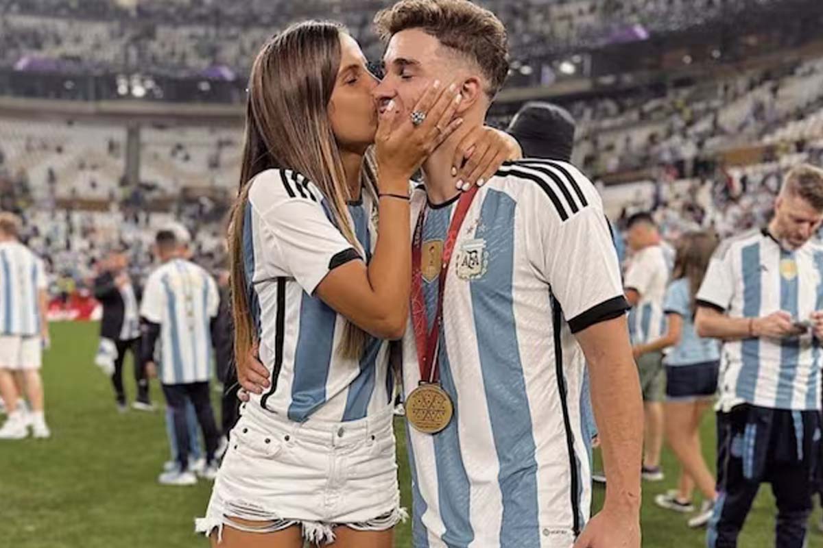 Foto de Julián Álvarez junto a Emilia Ferrero en el festejo de la final del mundial.