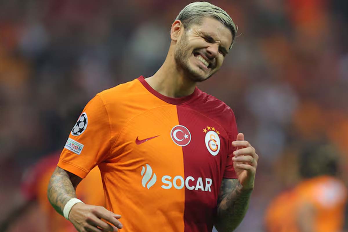 Mauro Icardi jugando al fútbol con la camiseta del Galatasaray con cara de dolor.
