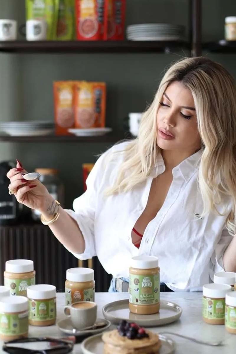 Foto de Wanda Nara promocionando Mani King.